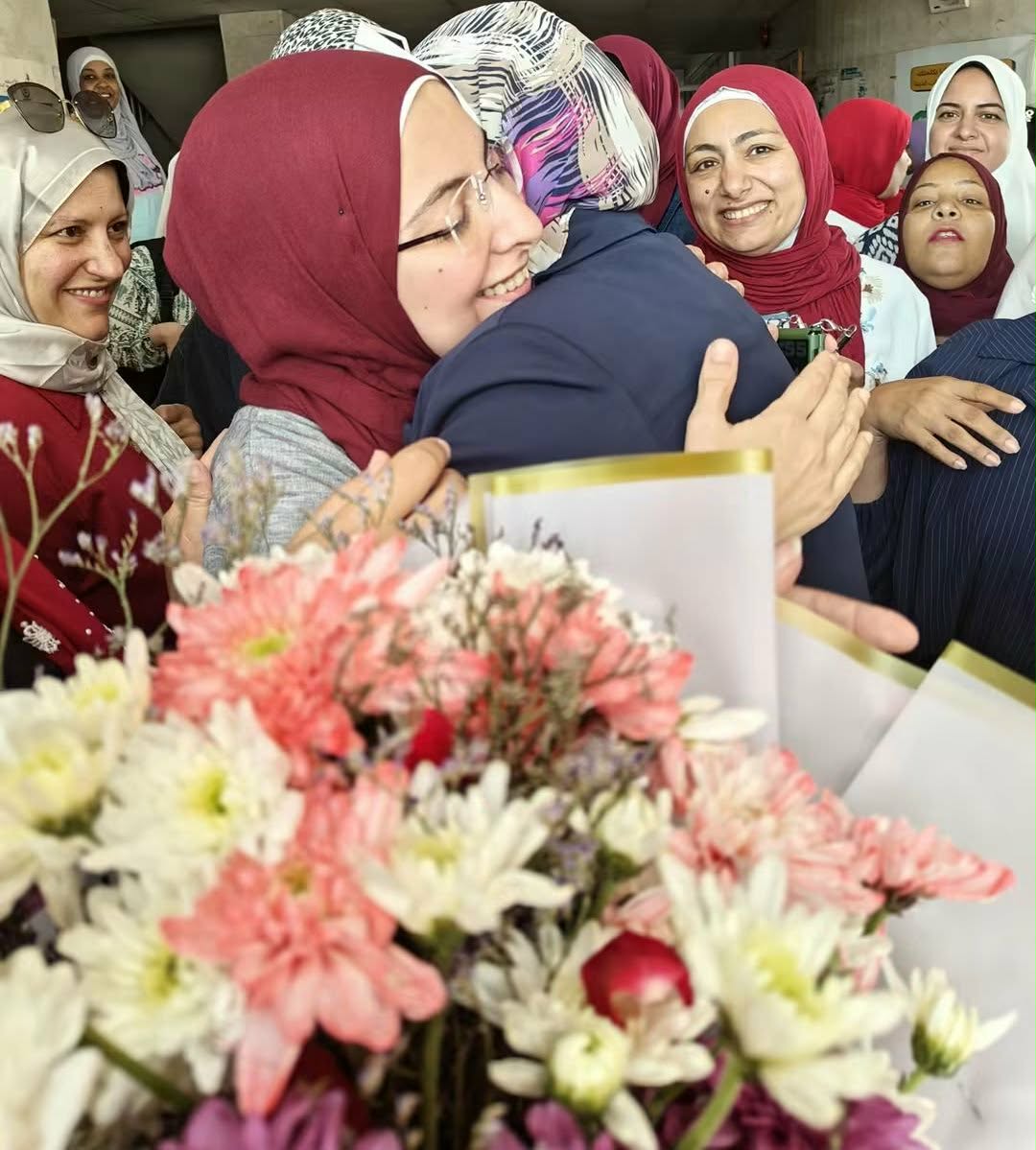 فيديو.. بالورود والدموع.. د. أمل محمود تعود لقيادة مستشفى الشروق المركزي

