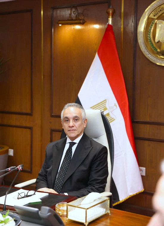 وزير العدل يصل إلى مقر الوزارة بعد أداء اليمين ويباشر مهام عمله بالاجتماع مع مساعديه