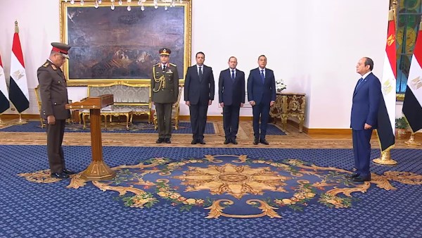 الفريق أشرف سالم زاهر يؤدي اليمين الدستورية وزيرا للدفاع والإنتاج الحربي