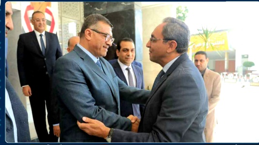 محافظ قنا الجديد يبدأ مهام عمله بمراسم تسليم وتسلم مع المحافظ السابق

