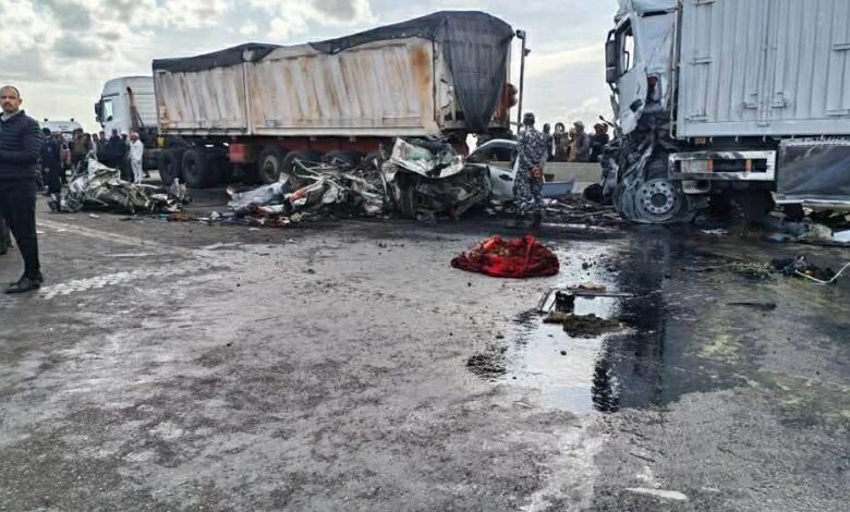 18 وفاة في حادث تصادم مروع بين سيارة نقل وأخرى تنقل عمالا في بورسعيد

