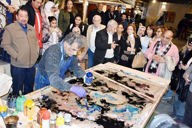 رموز وعشاق الفن التشكيلي يشاركون محمد عبلة معرضه 