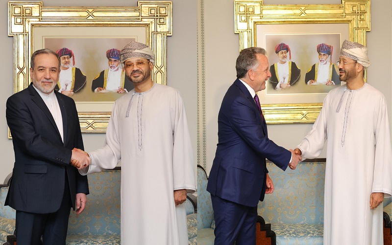 مشاورات عمانية منفصلة مع الوفدين الأمريكي والإيراني