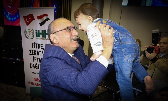 تركيا تقدم مساعدات نقدية وعينية لـ 500 فلسطيني بمناسبة شهر رمضان المبارك