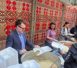 سفير كندا يشارك شباب مبادرة “مائدة” إعداد وجبات إفطار الصائمين