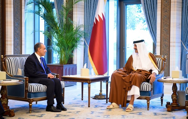 وزير الخارجية ينقل رسالة دعم كامل وتضامن مصر التام إلى أمير قطر ويبحث سبل خفض التصعيد الإقليمي
