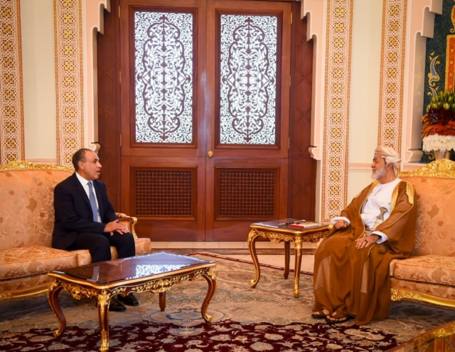 وزير الخارجية ينقل رسالة تضامن إلى سلطان عُمان ويبحث جهود احتواء التصعيد الإقليمي