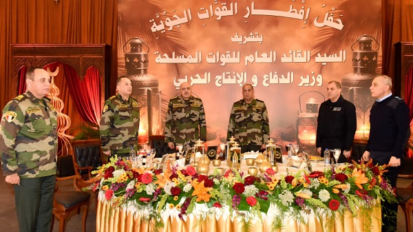 وزير الدفاع يتناول وجبة الإفطار مع مقاتلي القوات الجوية ويؤكد الحرص على التطوير وتعزيز القدرات القتالية