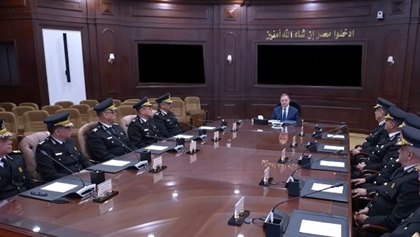 وزير الداخلية يجتمع بمساعديه لاستعراض خطة تأمين احتفالات عيد الفطر

