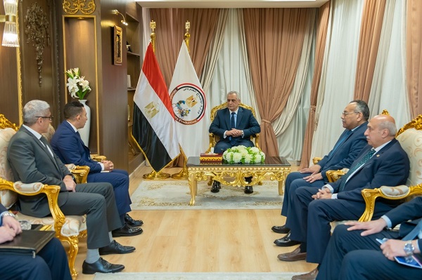 وزير الدولة للإنتاج الحربي يبحث مع 