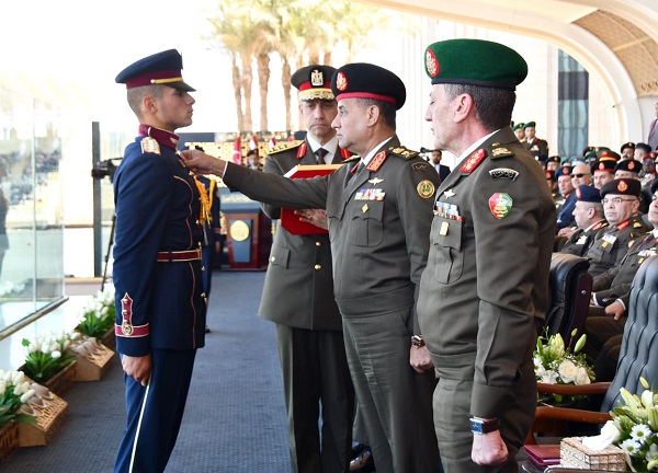 وزير الدفاع يشهد حفل انتهاء فترة إعداد طلبة الأكاديمية العسكرية المصرية والكليات الحربية