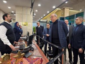 في أول أيام عيد الفطر المبارك.. وزير الطيران يقوم بجولة تفقدية بمطار القاهرة للتأكد من جودة الخدمات المقدمة للمسافرين

