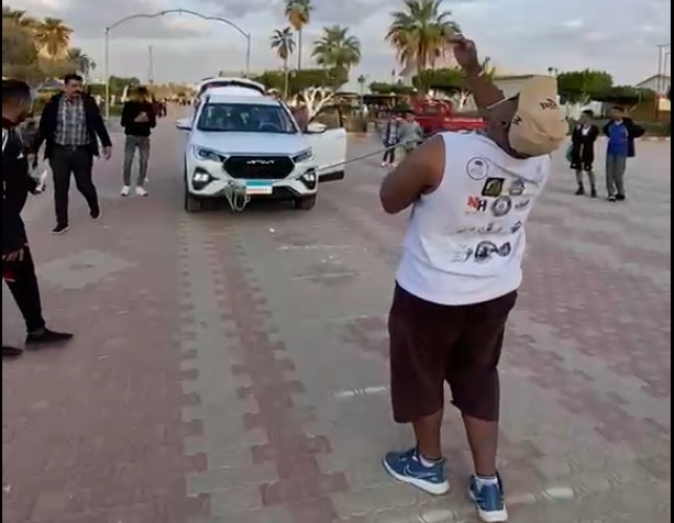 كابونجا بسحب سيارة بجفون عيونه 8 أمتار