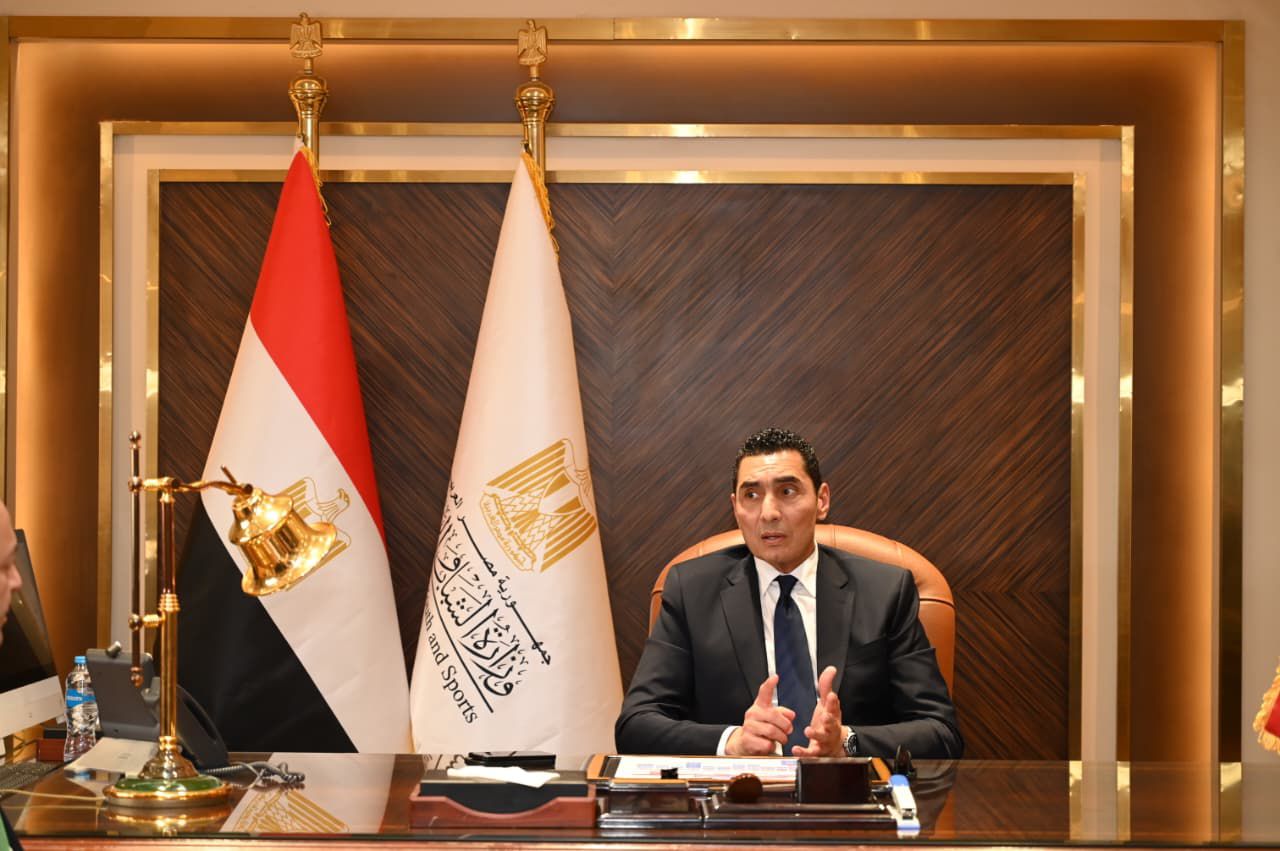 وزير الرياضة بين مرافقة المنتخب وحالة التقشف.. هل الاستثناء للرياضة؟