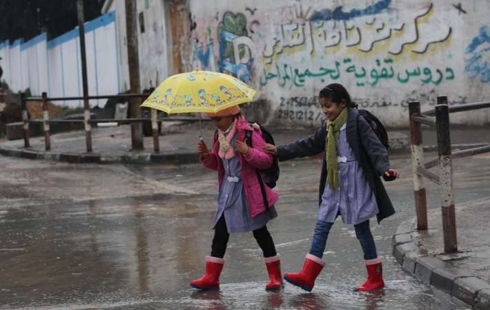 ارتباك بين أولياء الأمور.. عودة الطلاب من المدارس بعد قرار تأجيل الدراسة بالجيزة