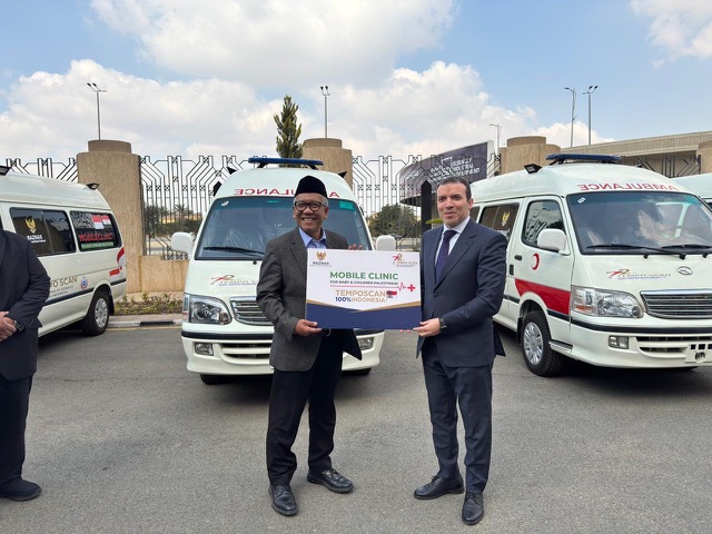 إندونيسيا تسلّم مصر 5 سيارات إسعاف دعمًا للفلسطينيين المتضررين من أزمة غزة