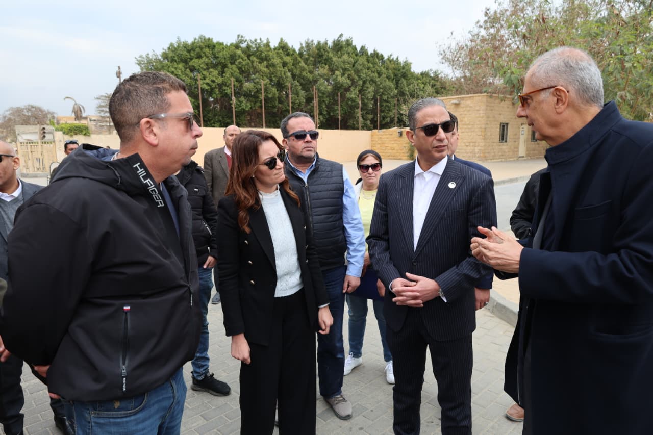 محافظ الجيزة يسلّم 20 منصة بيع حضارية لباعة منطقة الزيارة بأهرامات الجيزة ضمن خطة التطوير الشامل

