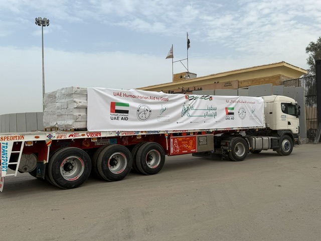 وكالة الإمارات للمساعدات تدعم غزة  بقافلة جديدة من المساعدات الإنسانية عبر معبر كرم أبو سالم