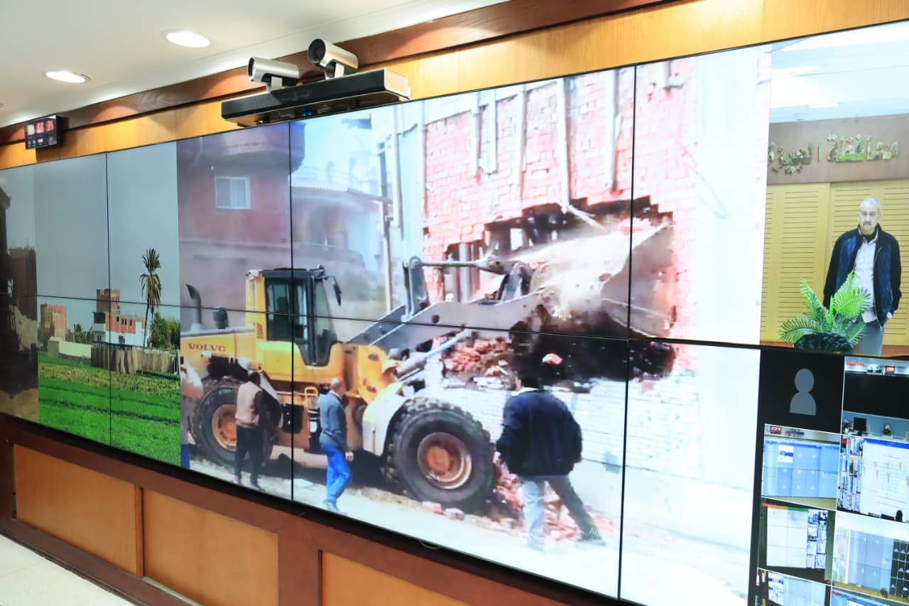 من داخل مركز السيطرة.. محافظ الجيزة يرصد ٤ حالات بناء مخالف بأبو النمرس ويوجّه بإزالتها الفورية والتحقيق مع المقصرين

