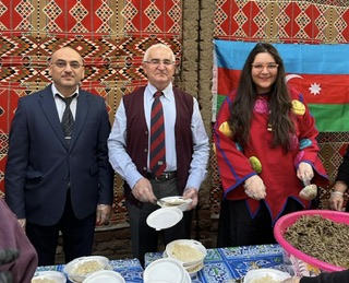 سفير أذربيجان وابنته يشاركان شباب 