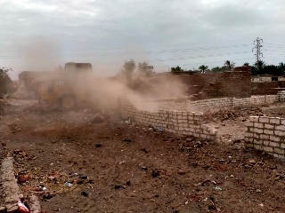 إزالة 20 حالة تعدي بالبناء المخالف خلال حملات مكبرة بالأقصر 

