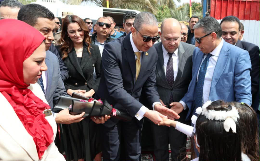 محافظ الجيزة يضع إكليل الزهور على النصب التذكاري للشهداء بنزلة الشوبك ويوقد شعلة النصر وسط مشاركة جماهيرية واسعة

