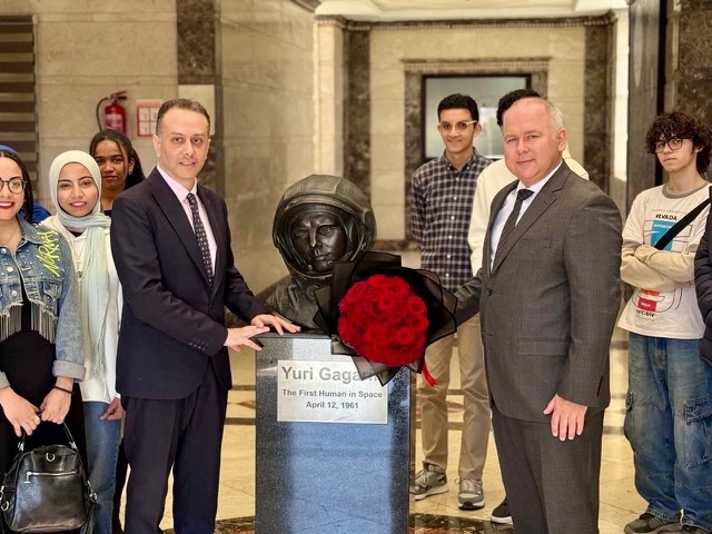 زهور روسية أمام تمثال جاجارين بالقاهرة