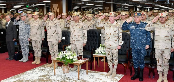 وزير الدفاع يلتقي دارسي الأكاديمية العسكرية والكليات الحربية ويدير حوارا حول تطورات الأوضاع الإقليمية والدولية