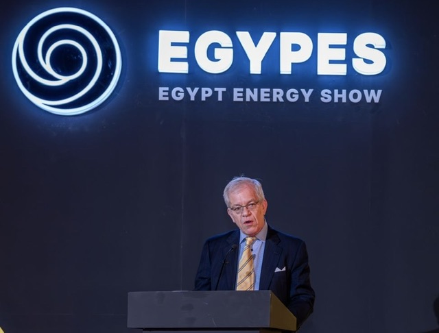 القائم بأعمال السفارة الامريكية يحتفل بالتميّز الأمريكي في مجال الطاقة في EGYPES 2026