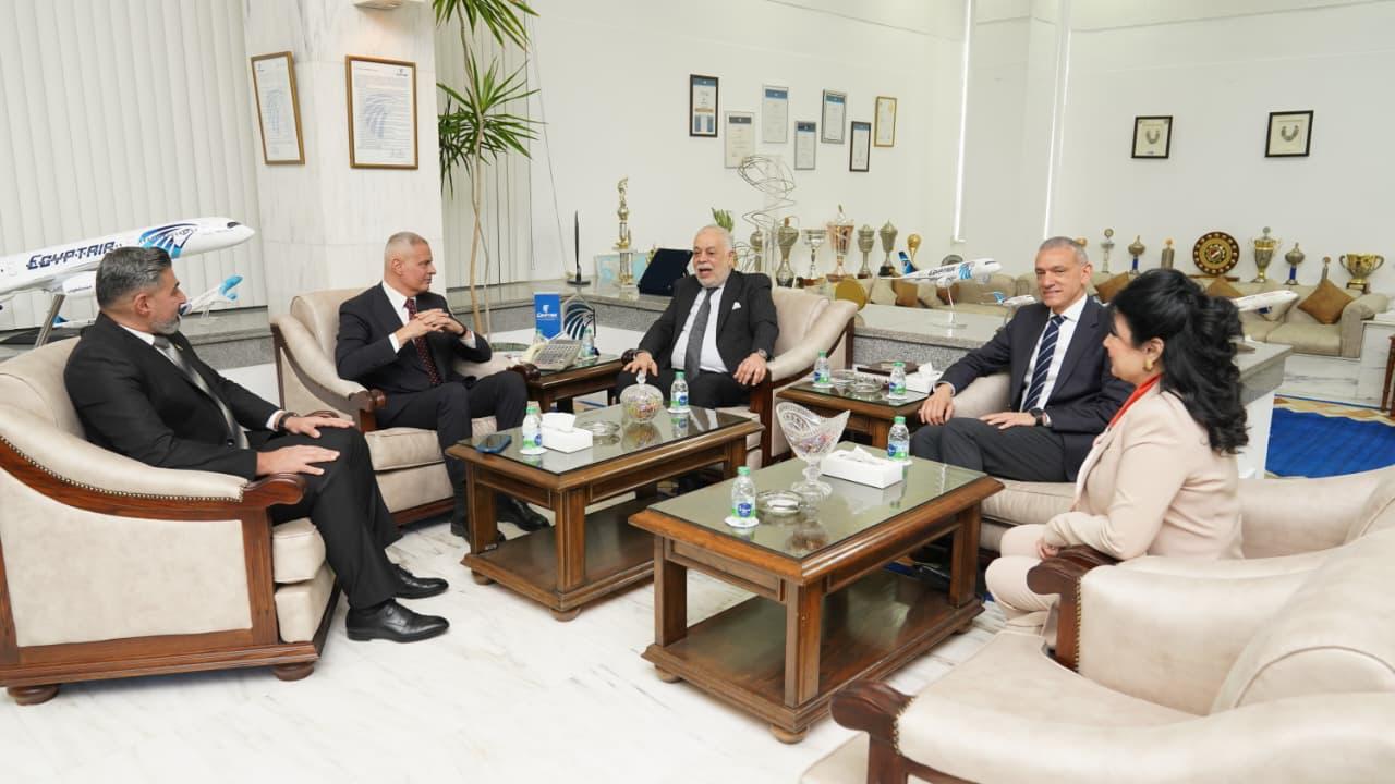 مصر للطيران تستقبل وفد نقابة المهن التمثيلية لتعزيز التعاون بين الجانبين