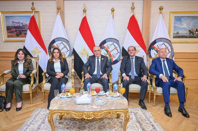 النيابة العامة تُسلم سبائك فضية ووثائق لعدد من الأراضي التي أُخليت من المركبات المتحفظ عليها