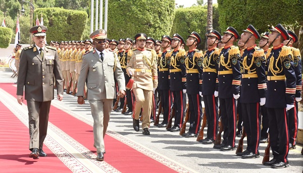 الفريق أحمد خليفة يبحث مع رئيس أركان جيش الكونغو الديمقراطية سبل تعزيز التعاون في مختلف المجالات العسكرية