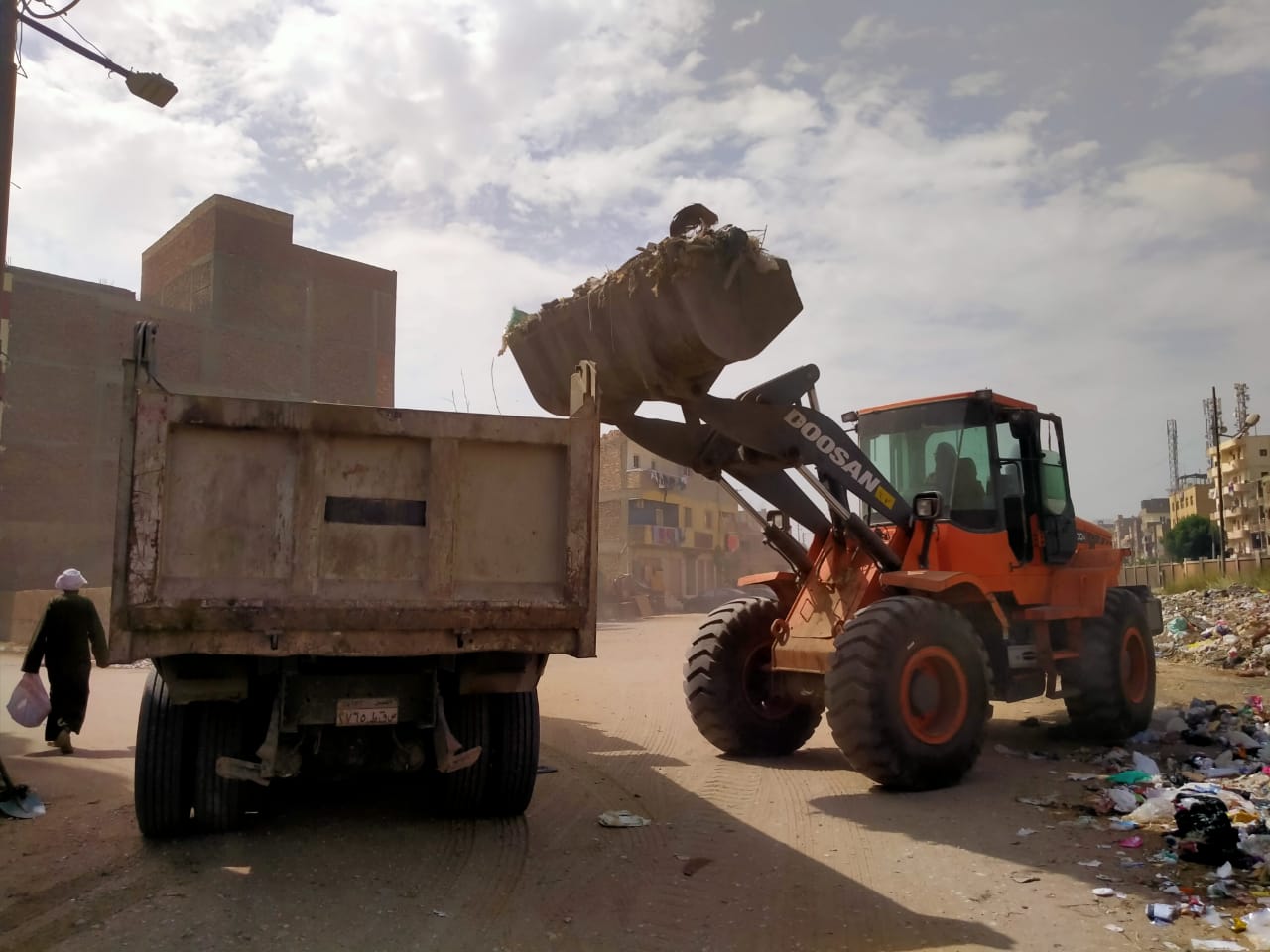 رفع 120 طن قمامة وأتربة وتراكمات خلال حملات نظافة مكثفة بأحياء مدينة الأقصر

