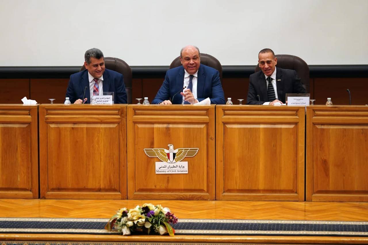 الحفنى يعقد اجتماعاً موسعًا مع رؤساء الشركات لمناقشة قرار تعديل أحكام اللائحة التنفيذية لقانون الطيران 

