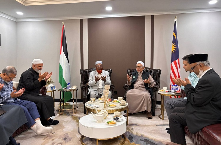ميا غلام بروار يبحث قضايا الأمة الإسلامية مع عبد الهادي أوانغ خلال زيارته إلى ماليزيا

