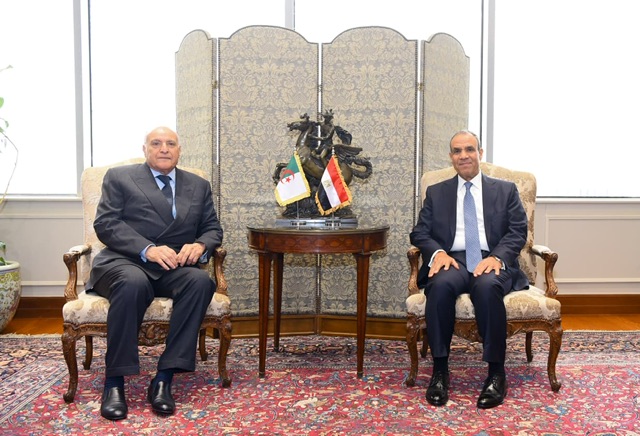 وزير الخارجية يبحث مع نظيره الجزائري تعزيز العلاقات الثنائية والتطورات الإقليمية