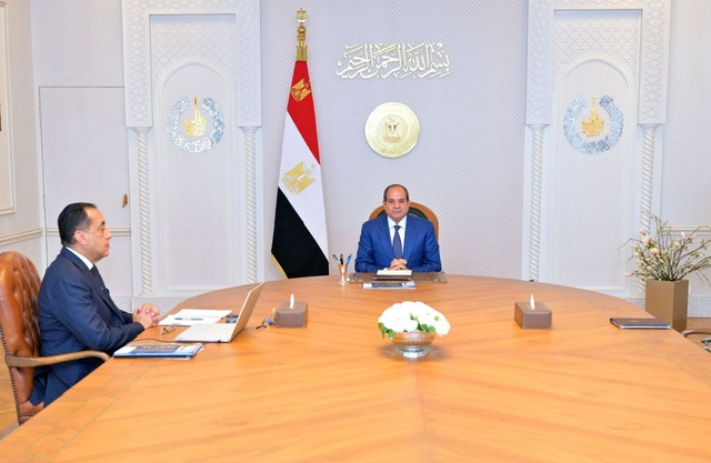 الرئيس السيسي يوجه بتعزيز الحماية الاجتماعية وضبط الأسواق وتوفير السلع لمدد كافية