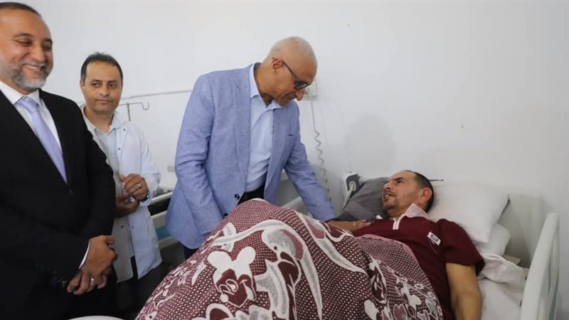 محافظ شمال سيناء يتفقد الجرحى الفلسطينيين بمستشفى العريش العام