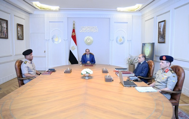 الرئيس السيسي يوجه بسرعة تنفيذ المشروعات القومية ويشيد بدور القوات المسلحة في دعم التنمية