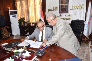 محافظ الأقصر يعتمد نتيجة الشهادة الإعدادية بنسبة نجاح 78.37 بالمئة

