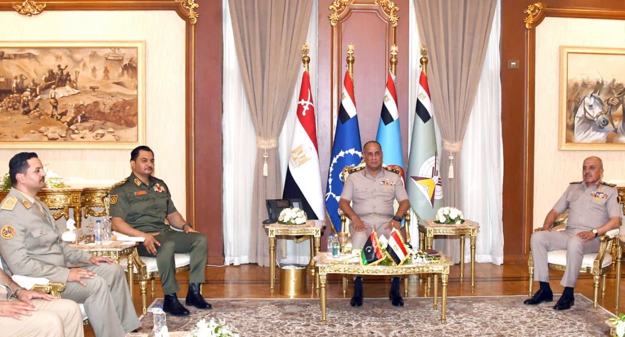 الفريق أشرف سالم زاهر يناقش مع رئيس أركان الجيش الليبي الموضوعات ذات الاهتمام المشترك وسبل تعزيز التعاون العسكري