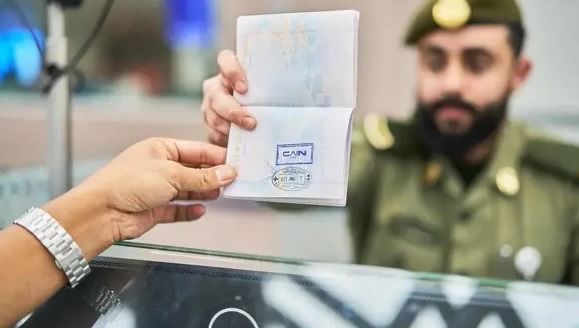 السعودية: غرامة 50 ألف ريال وسجن وترحيل للمتأخرين عن مغادرة المملكة بعد انتهاء التأشيرة