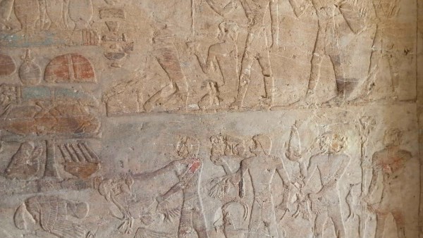 البعثة الأثرية المصرية تكشف عن 3 مقابر صخرية من عصر الدولة الحديثة بسقارة