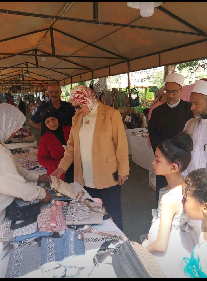 رئيس حي النزهة تفتتح معرض ومبادرة 