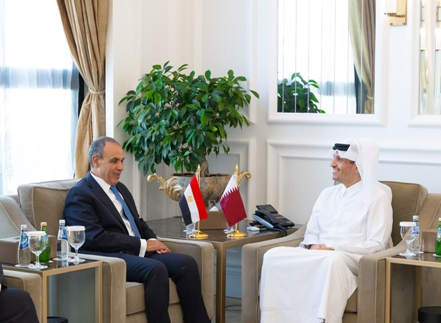 وزير الخارجية يلتقي نظيره القطري في الدوحة لبحث سبل تعزير العلاقات ومتابعة مستجدات الأوضاع الإقليمية