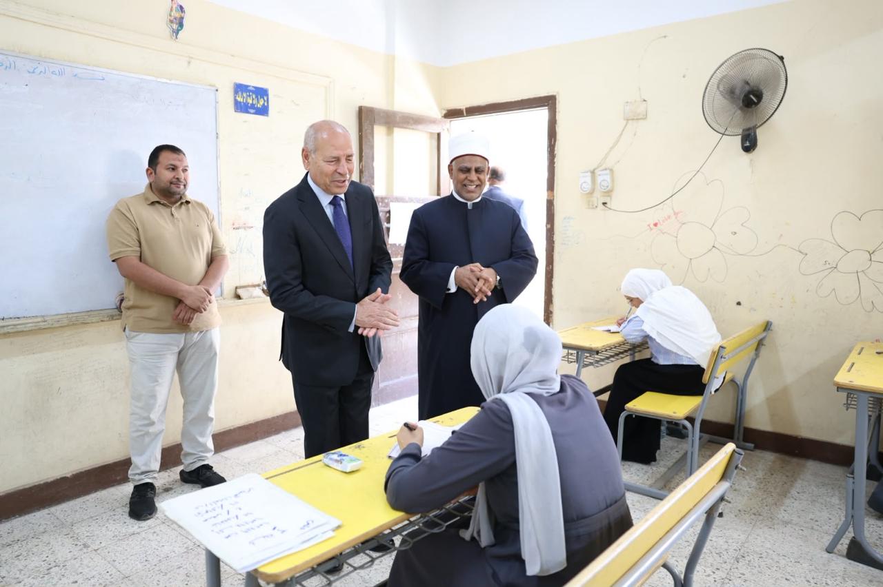 محافظ القاهرة ورئيس قطاع المعاهد الأزهرية يتفقدان لجان الثانوية بالقاهرة في ختام امتحانات القسم العلمي