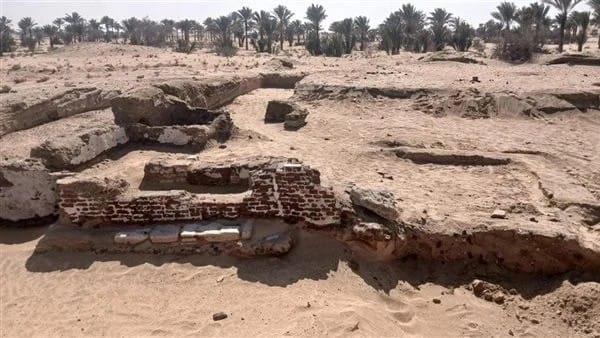 الآثار تعلن الكشف عن بقايا خان طريق بمدينة «عسيلة» بشمال سيناء على الدرب السلطاني


