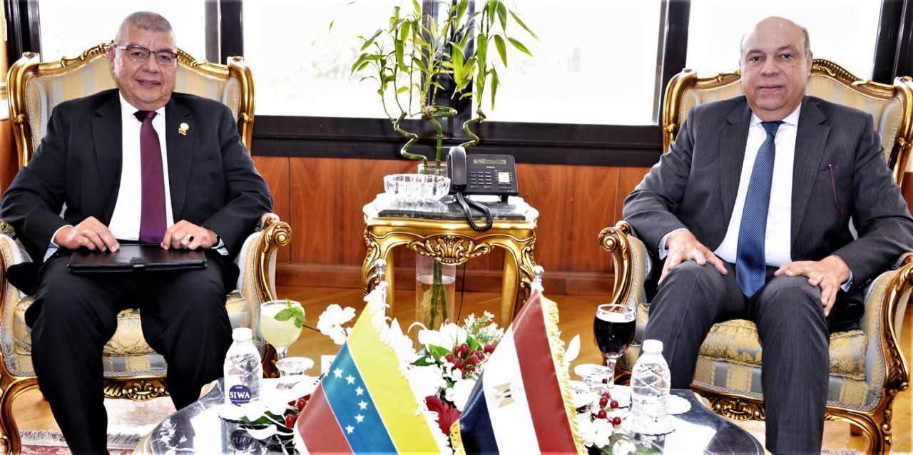 وزير الطيران يبحث مع سفير فنزويلا بالقاهرة آفاق التعاون في مجال الطيران 

