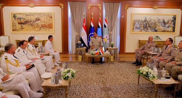 وزير الدفاع ورئيس الأركان يبحثان مع الجانب الفرنسي سبل تعزيز العلاقات العسكرية