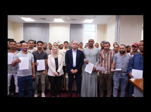 وزير العمل يُسلّم عقودًا جديدة لشباب اجتازوا اختبارات العمالة الزراعية الموسمية بالأردن